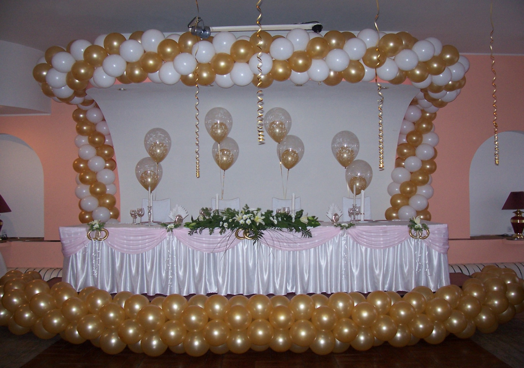 свадебное оформление зала шарами скромно